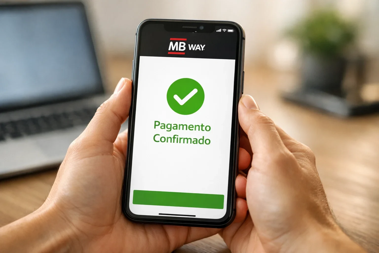 Mãos a segurar telemóvel com confirmação de pagamento MB Way para apostas